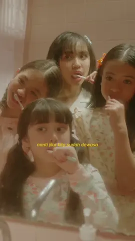 Tetep temenan ya? Jangan lupain kita kalo nanti udah ga bisa bareng lagi. 🥹 #Glitter #JanganLupainKita #MusikdiTiktok 