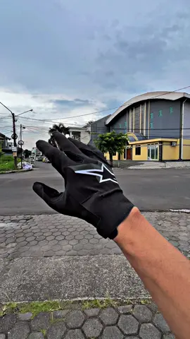 jadi makin percaya diri kalau udah pake Alpinestars Supertech Gloves #alpinestarsprotects #alpinestars #alpinestarsindonesia 