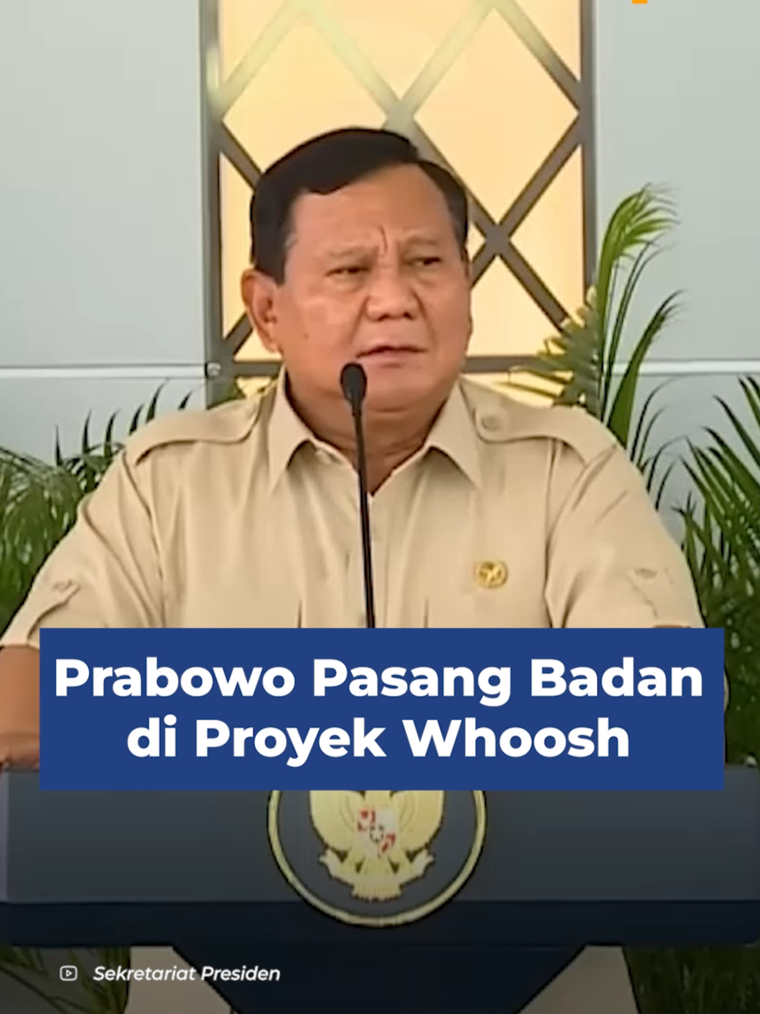 Presiden Prabowo Subianto menegaskan kepada seluruh pihak agar tidak perlu khawatir dengan persoalan utang proyek Kereta Cepat Jakarta Bandung atau Whoosh yang belakangan ramai dibicarakan publik. Ia memastikan, dirinya akan bertanggung jawab sepenuhnya terhadap proyek tersebut. Prabowo mengatakan telah mempelajari secara menyeluruh persoalan mengenai Whoosh dan menilai tidak ada masalah berarti di dalamnya. “Kemudian, tidak usah khawatir apa itu ribut-ribut Whoosh. Saya sudah pelajari masalahnya, tidak ada masalah, saya tanggung jawab nanti, Whoosh itu semuanya,” kata Prabowo dalam acara Peresmian Stasiun Tanah Abang Baru di Jakarta, Selasa (4/11). “Indonesia bukan negara sembarangan, kita hitung, tidak ada masalah itu. PT KAI tidak usah khawatir, semuanya tidak usah khawatir. Rakyat kita layani, kita berjuang untuk rakyat kita. Teknologi, semua sarana, itu tanggung jawab bersama. Dan itu di ujungnya, tanggung jawab Presiden Republik Indonesia. Jadi saya sekarang tanggung jawab Whoosh,” tambahnya. Lebih lanjut, Prabowo menekankan bahwa seluruh transportasi publik yang diperuntukkan bagi masyarakat tidak seharusnya dihitung berdasarkan untung dan rugi, melainkan dari manfaat yang diberikan untuk rakyat. Prabowo juga menyampaikan keyakinannya bahwa Indonesia mampu mengatasi persoalan yang berkaitan dengan proyek kereta cepat tersebut. Ia mengingatkan agar masalah Whoosh tidak dijadikan bahan politisasi yang bisa menimbulkan keresahan di masyarakat. Lebih jauh, ia menegaskan bahwa bangsa Indonesia adalah bangsa yang kuat dan kaya. Pemerintah, kata Prabowo, tidak boleh lengah, dibohongi, ataupun membiarkan kekayaan negara dicuri. Ia berkomitmen untuk memastikan seluruh kekayaan negara dikelola secara bijak dan dikembalikan untuk kesejahteraan rakyat. #whoosh #ptkai #nasional #presidenri #prabowo #cepos #ceposonline #prabowosubianto