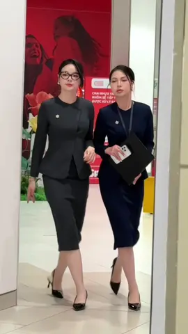 “Từ sáng đến tối, vẫn chỉn chu và cuốn hút – nhờ set vest + chân váy bút chì cực tôn dáng!” #thoitrangcongso #thoitrangcongsonu #thoitrangnu #kimcongso #setbocongso 