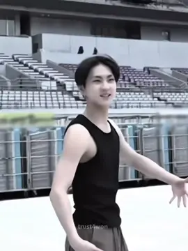 POV: hubungan dengan beribu kali kesempatan kamu dan jungwon sudah pacaran selama 5 tahun semuanya berjalan lancar, banyak candaan, tertawa, romantis, semua orang iri dengan hubungan kalian yang berbeda di sosmed tapi dimana perlahan-lahan mulai memudar yang dimana jungwon sibuk dengan urusannya, pesanmu mulai diabaikan, disaat kamu ingin mengajaknya ke cafe dengan alasan selalu sibuk, entah apa yang dia sibuk. kamu sedang jalan keliling untuk cari makan malam, dan sampai dimana kamu disebuah cafe kamu melihat jungwon tertawa dengan perempuan, kamu pernah liat di hp jungwon dia pernah bilang kalau itu sahabatnya yang pulang dari luar negeri. kamu melihat itu terdiam matamu di  penuhi air yang tergenang kamu mengambil hp dan memfoto jungwon dengan sahabatnya. kamu mengirim fotonya ke jungwon, jungwon melihat notifikasimu langsung menyadari kalau kamu lagi di sekitarnya. jungwon melihatmu di seberang sana kamu melihat itu langsung pergi dari situ. jungwon mengejar mu, dan dimana sebuah taman kecil kamu berdiri disana 