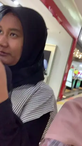 #CapCut#jhs dulu aku gamau sekolah disini karna sekolah ini bukan sekolah yang aku pengen, dulu aku benci banget sama lingkungannya, karna aku pikir orang’ disini ga sefrekuensi sama aku, dulu males banget kalo mau berangkat sekolah rasanya kaya terpaksa. Tapi lama-lama aku terbiasa sama sekolah ini, aku ketemu temen-temen yang super baik banget sama aku, mereka menganggap aku bukan cuma temen tapi “saudara” walaupun kita nga sedarah.  Sampe akhirnya aku ikut beberapa organisasi yang ada disini, aku lebih kenal sama orang-orang dilingkungan itu, bukan cuma kenal tapi kita sekarang jadi akrab, ga canggung lagi, temen-temennya baik semua, mereka nga mandang gender untuk berteman. walaupun kalo lagi ada event’ kita selalu ribut, masih ego, suka ejek’ an tp itu semua moment’ yang besok bakal jadi kenangan.  nga kerasa ternyata aku udah mau 3 tahun disini yang artinya juga bakal pisah sama mereka semua, tapi bukan pisah sebagai teman melainkan pisah untuk masa depan. i love u always 🙂‍↔️🫰🏻