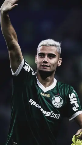 É muito bom ver a rápida adaptação e a felicidade dele aqui 💚🥹 #palmeiras #andreaspereira #futebol #libertadores #edit •Andreas Pereira• Nosso maestro 🎩