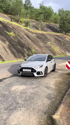 Đẹp quá luôn anh chị ơi , full option , full đồ chơi , xe đẹp len ken. Focus hatchback 2018 bản full !  #Xiutapbanoto #fordfocus #oto #xeluot #xuhuong 