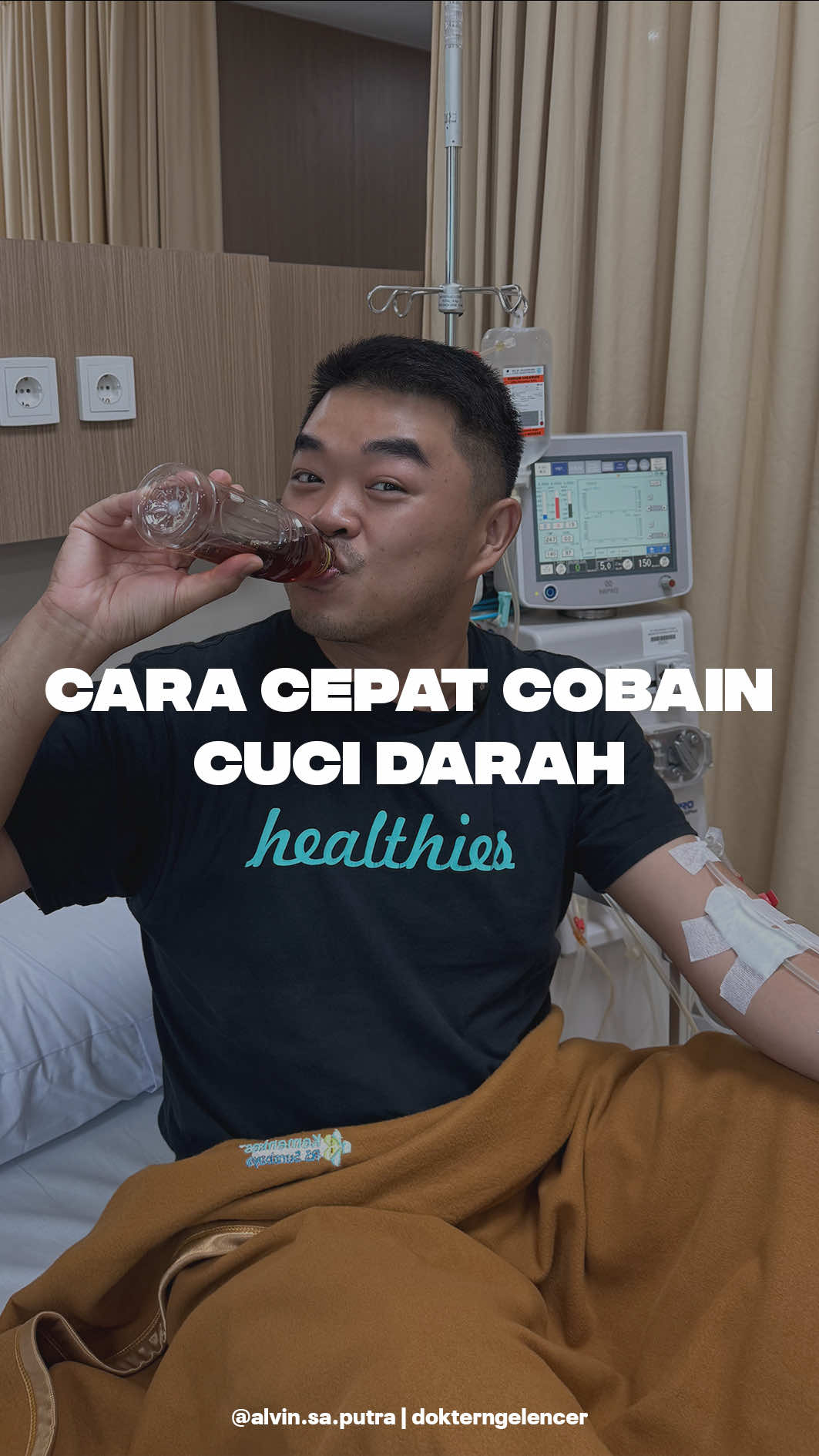 Replying to @king★ruok Kira-kira gejala awal dari calon pasien gagal ginjal yang membutuhkan cuci darah seumur hidup itu apa? Aku mau kasih tips bagi kalian yang penasaran banget mau cobain rasanya cuci darah itu seperti apa. Terperangkan di dalam ruangan hemodialisa (HD) seminggu bisa 2-3x dan menghabiskan waktu 5-6 jam lo. Asik banget tau, udah di cover sama beberapa asuransi swasta dan BPJS Kesehatan. Jadi, kalian bisa cobain cuci darah gratis; bantu ngabisin premi yang selalu kalian bayarkan ke asuransi. Masa mau sehat terus sih? Dengan minum 2 botol teh kemasan ini tiap hari ya, dijamin beberapa tahun kedepan pasti akan bisa nyobain cuci darah kayak aku dan temen-temen yang lain. Mayan banget gais, bisa hemat listrik kosan. Soalnya, di ruang HD itu udah dingin kan; dikasi makan kadang dan ada selir-selirnya standby 24 jam. Kurang di”raja”kan apalagi kamu?? Yuk buruan cobain cuci darah, selagi kamu masih sehat-sehat aja. #drAlvinSaputra #EdukasiKesehatan #CegahSakit #GagalGinjal #MinumanManis 