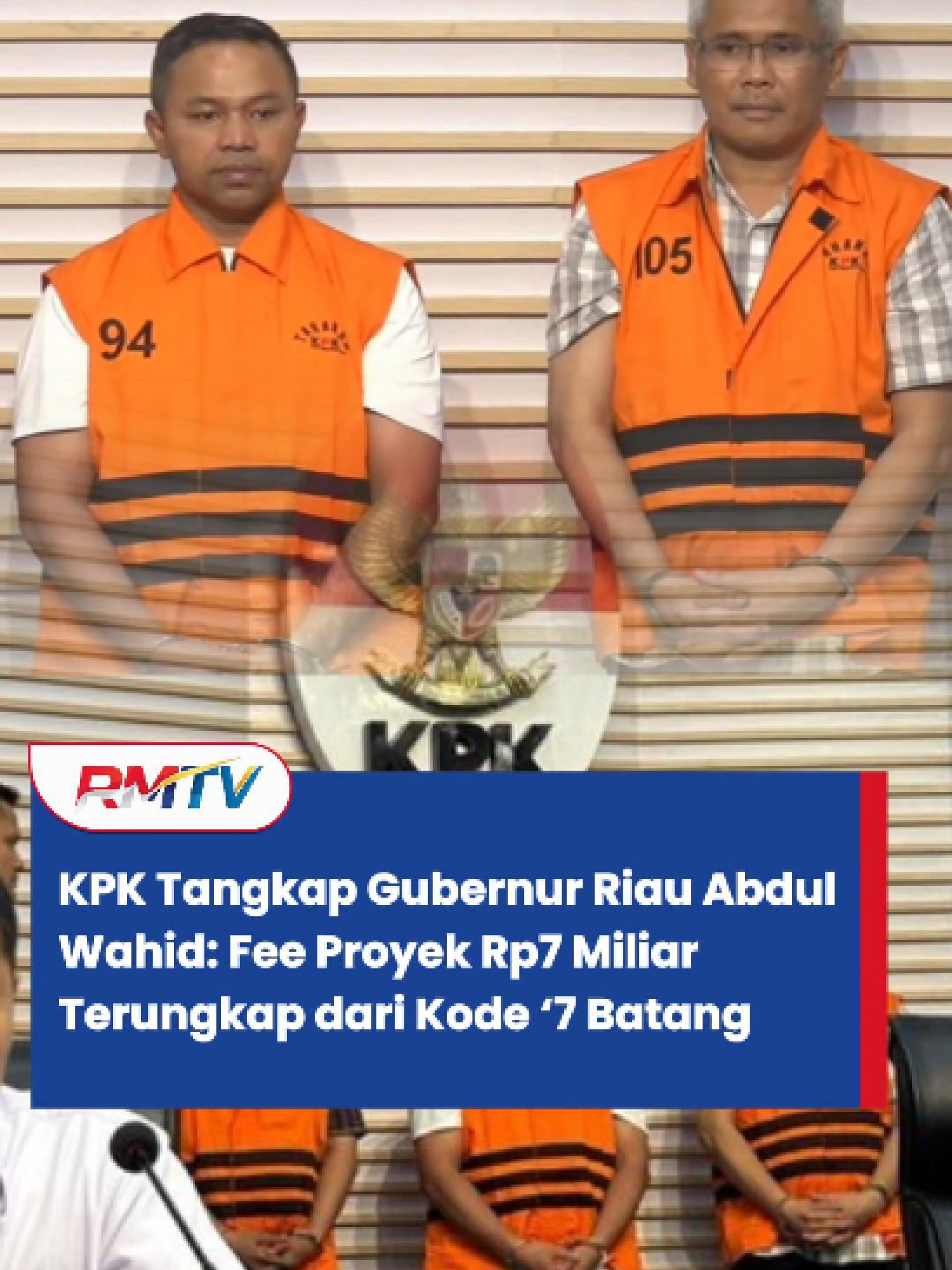 Modus Fee Proyek Jalan dan Jembatan Kasus ini bermula dari dugaan pemerasan oleh Wahid terhadap penambahan anggaran tahun 2025 di lingkungan Dinas PUPR-PKPP Riau. Anggaran untuk UPT Jalan dan Jembatan Wilayah I–VI diketahui melonjak tajam dari Rp71,6 miliar menjadi Rp177,4 miliar. Kenaikan anggaran tersebut disinyalir dimanfaatkan Wahid untuk meminta fee sebesar 2,5 persen dari total dana tambahan. Namun, dalam perkembangannya, besaran fee itu kemudian meningkat menjadi 5 persen atau sekitar Rp7 miliar setelah adanya kesepakatan dalam pertemuan antara para kepala UPT wilayah dan sekretaris dinas. “Hasil pertemuan itu kemudian dilaporkan kepada Kepala Dinas menggunakan bahasa kode ‘7 batang’,” ungkap Tanak. KPK menemukan bahwa penyerahan uang dilakukan bertahap tiga kali pada Juni, Agustus, dan November 2025, dengan total penyerahan mencapai Rp4,05 miliar dari kesepakatan awal Rp7 miliar. #KorupsiProyek #FeeProyek #KorupsiAnggaran #SkandalAnggaran #PUPRRiau #KPKBeraksi #TangkapKoruptor #KorupsiJalanJembatan #AnggaranNaikDrastis #7Batang #OperasiTangkapTangan #KorupsiDanaPublik #KorupsiPembangunan #MafiaProyek #MafiaAnggaran #StopKorupsi #KorupsiMerajalela #PengawasanAnggaran #KeadilanUntukRakyat #BeritaTerkini #ViralHariIni #BreakingNews #UangRakyat #AntiKorupsi #SaveIndonesia #SikatKoruptor #TangkapSampaiAkar #TransparansiAnggaran #BerantasKorupsi #BongkarMafiaProyek