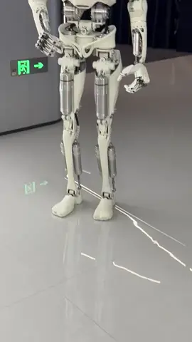 🤖 Xpeng’s Humanoid Robot Is Taking the Spotlight! 🚀 Jurnalis teknologi Fred Lambert membagikan momen luar biasa saat robot humanoid milik Xpeng memberinya tur langsung di kantor pusat perusahaan itu! 😲 Robot ini tampil mengesankan berjalan, berinteraksi, dan menunjukkan kemampuan canggih tanpa ada “teleportation tricks.” Semua real, semua nyata. ⚙️ Apakah ini masa depan di mana robot jadi pemandu wisata kita di kantor dan museum? 👀 #AI #ai #coding #programming #computer 