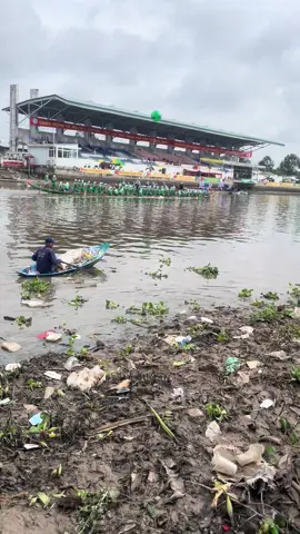 Cũng là bơi mà một bên thì tới đích 🙂 còn một bên bơi  đua với cơm áo gạo tiền 🥲 #duaghengosoctrang 