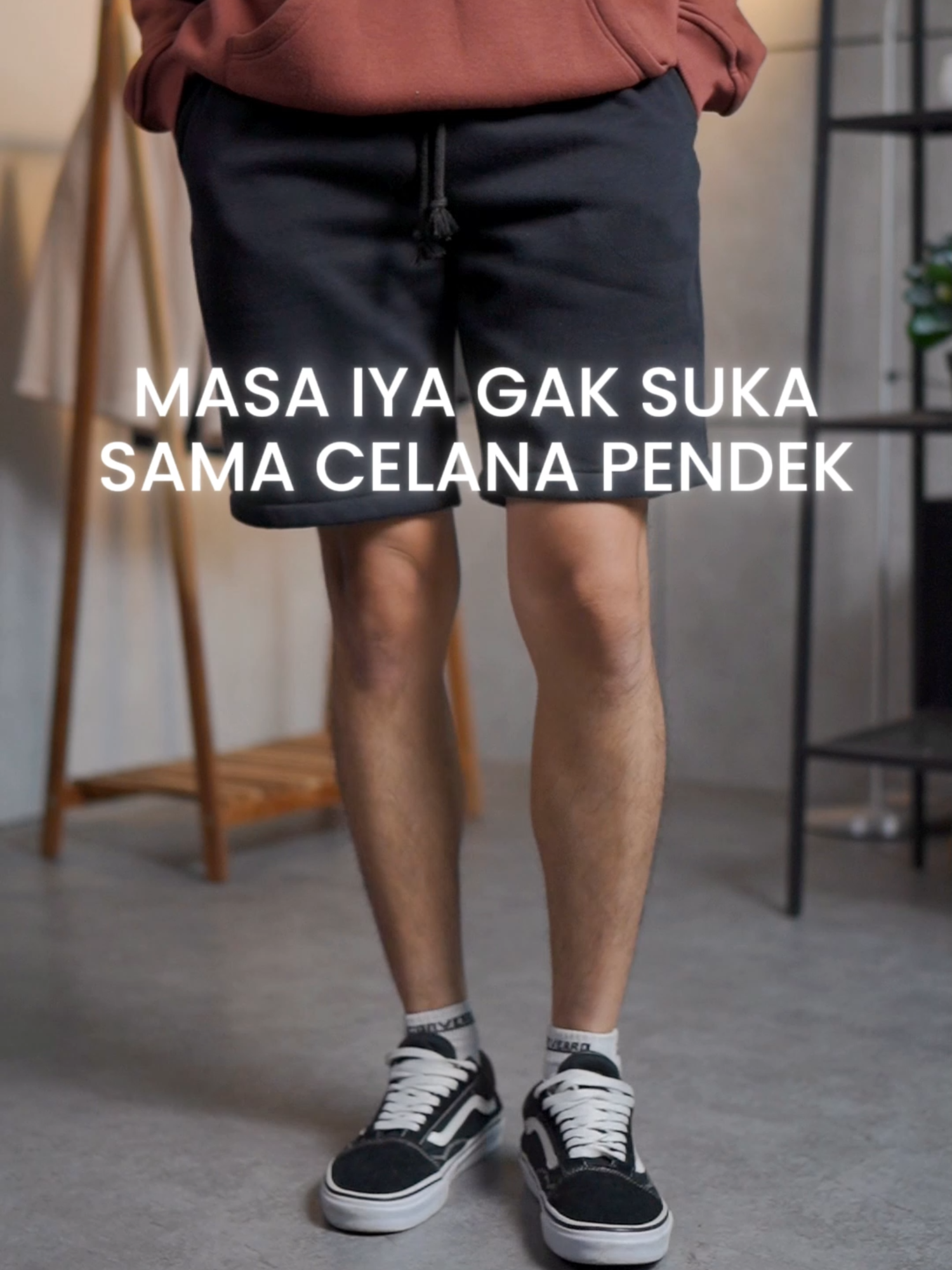 Celana pendek tuh statement: simple, chill, tapi tetep stylish 💥#zenofleece #celanapendekzeno #zenoshortpants #stylelaki #lokalbrand #produksisendiri #OOTD #ootdideas #rekomendasicelanapria #skenaoutfit #pakubuwonoxiii #pbxiiiwafat #reginaphoenix #konserblackpink