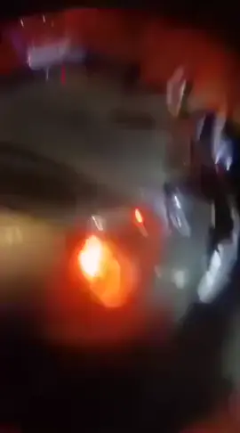 #شخص بينزل من السيارة بنص دمشق بيقول للشرطي: عريف حالك مع مين عم تحكي ولاك أنا مخابرات... تم التواصل مع جهاز الاستخبارات ويعملون على تحديد هوية هذا الشخص إن كان بالفعل يعمل معهم.. لفصله ومعاقبته. قلناها سابقاً أبو حيدرة جوية ماعاد موجود! وياليت أنا كنت موجود بهالموقف كنت بعتتك على قبر حافظ وشممتك الريحة كعقاب الك.