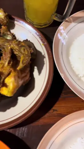 Ayam kampung langganan pak jokowi #fyppppppppppppppppppppppp #ayamgorengmbahkartotembel #kulinersukoharjo #ayamkampungasli #makan 