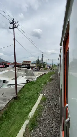 Jangan kaget , kalian akan melihat pemandangan yang sangat bagus , tonton sampe tamat #kai121 #keretaapi #keretaapiindonesia 
