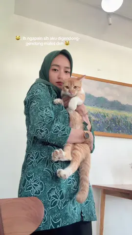 Bisa dilihat dari ekspresi nya yakan cing. Happy banget kan kamu. Btw bajunya aku beli yg udah jadi ya gaisss. Yuk samaan 🫶