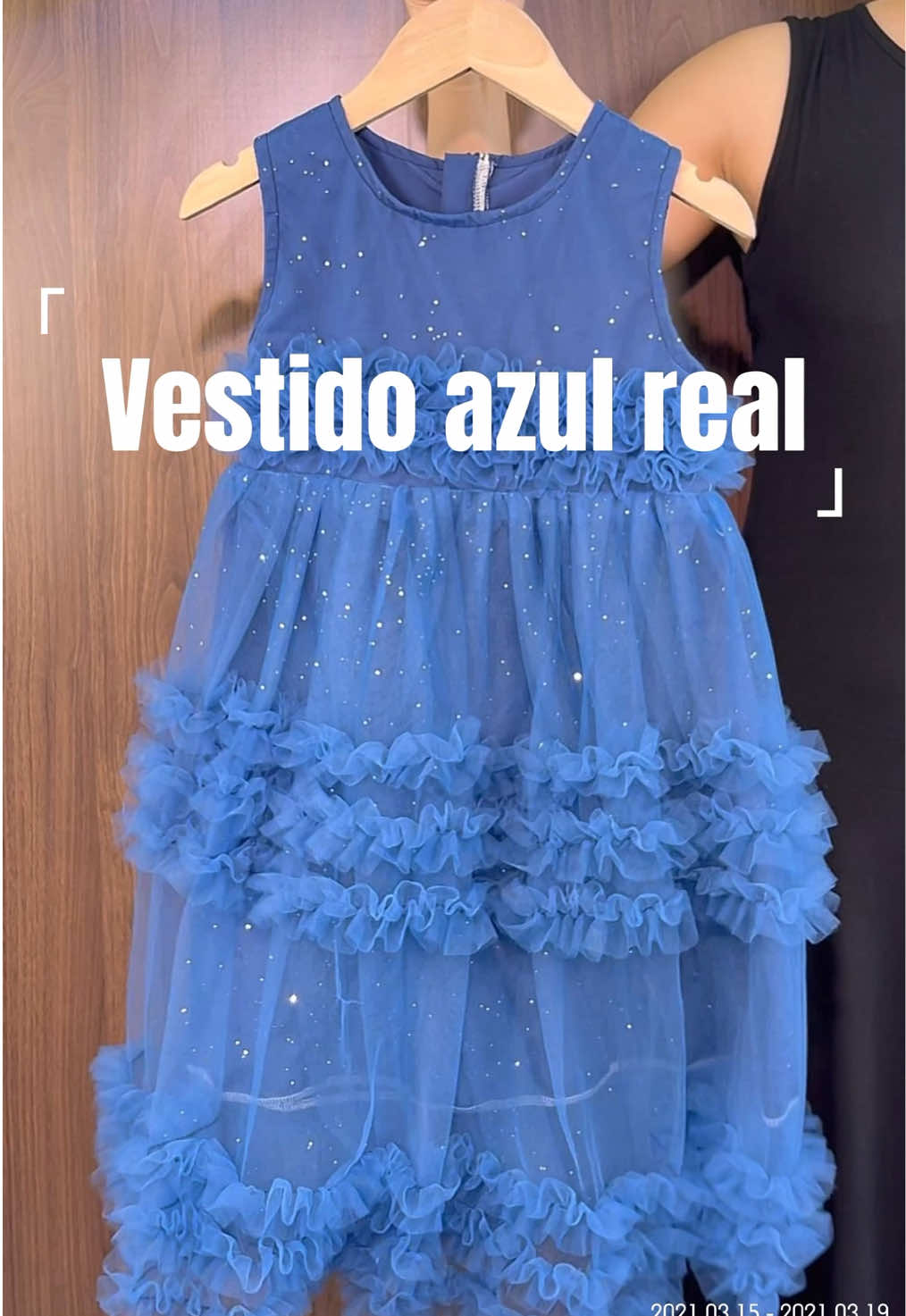 Este vestido de princesa azul-real também é adornado com delicadas lantejoulas em formato de estrela.#fyp #fyppppppppppppppppppppppp #garota #vestidodeprincesa #girl 