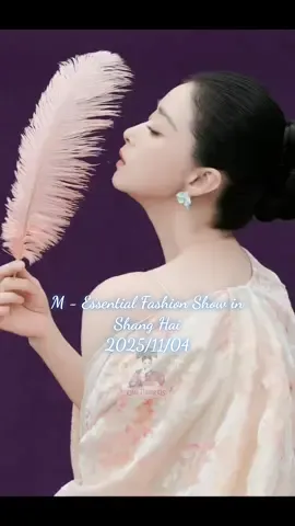 Trúng sít rịt rồi cả nhà ơiiiii! Chị ta dám mắc áo V kìaaaaa.... 💣 ròiiiii #蒋欣 #jiangxin #tuonghan #tưởnghân #xinxin #messential #fashionshow #qinjiang05 #☁️❤️☁️ #♾️ #viral #fyp #cbiz #event #上海 #shanghai 