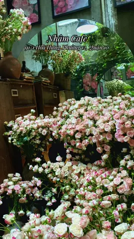 Hoa nở rồi sẽ tàn, nhưng khoảnh khắc này thì vẫn đẹp đến nao lòng 🌸 Mùa đông không lạnh — chỉ thấy ngọt ngào giữa vườn Hồng chiết xạ của Nhâm Cafe 💕 📍Nhâm Cafe – 91/1 Hoà Hưng, Quận 10 #nhamcafe #cafesaigon #pinkvibes #chillvibes #reviewcafe 