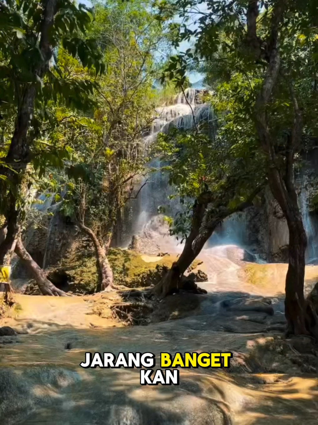 Trenggalek punya Pantai yang ada Air Terjunnya lohh.. 📍 Pantai Pelang, Kecamatan Panggul - Trenggalek  Nah, kalian sudah pada tau belum gais,. Yuks buruan kalian datang kesana..!!! #anakmudatrenggalek  #pantaipelang  #trenggalek