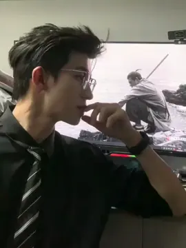 经常播放这首歌的那位女士非常漂亮。 