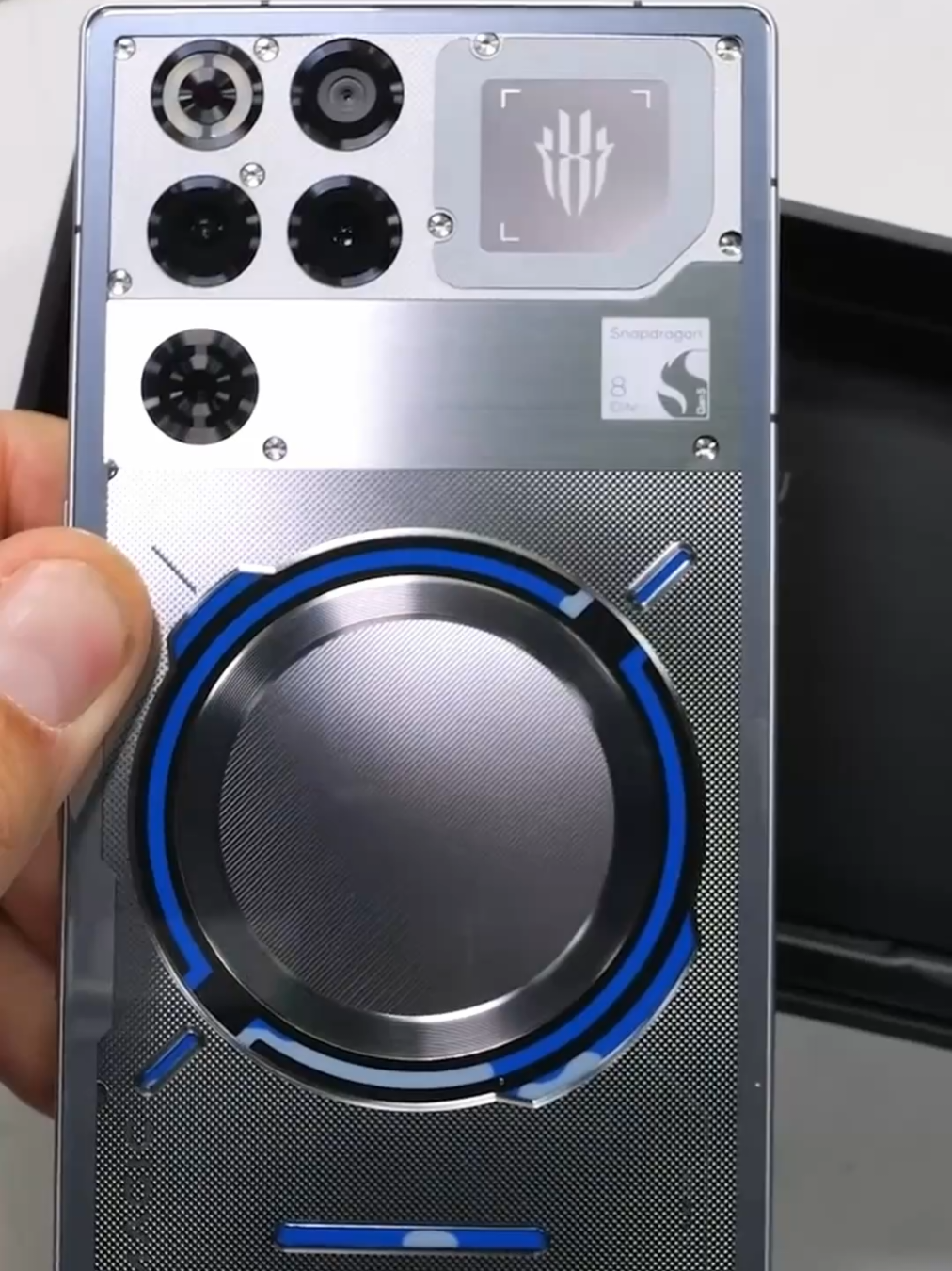 Вот как выглядит внутри система охлаждения смартфона с жидкостным охладителем. #smartphone #Tech