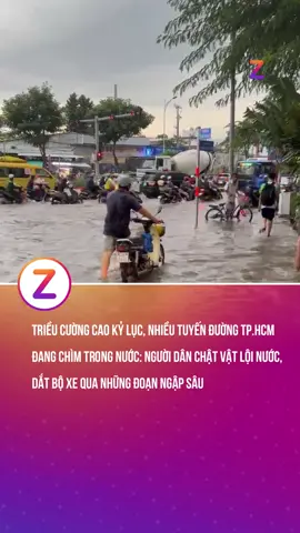 Triều cường cao kỷ lục, nhiều tuyến đường TP.HCM đang chìm trong nước: Người dân chật vật lội nước, dắt bộ xe qua những đoạn ngập sâu #znews #fyp #tintuc #trieucuong 