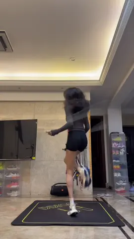 Mới nhảy dây chưa biết chọn dây nhảy nào cho phù hợp thì tham khảo dây nhà Mie nhé ạ. Dây bền nhảy siêu thích ạ. #daynhaypvc #NhảyDây #nhaydaygiamcan #TậpLuyện 