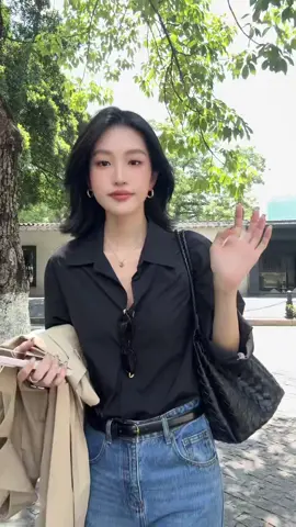 เสื้อเชิ้ตคอโปโลแขนยาวสีดำดีไซน์เก๋ไก๋ สไตล์ฤดูร้อนปี 2025 ใหม่ ทรงเข้ารูป สง่างาม เหมาะสำหรับผู้หญิงที่ต้องการความเป็นมืออาชีพ