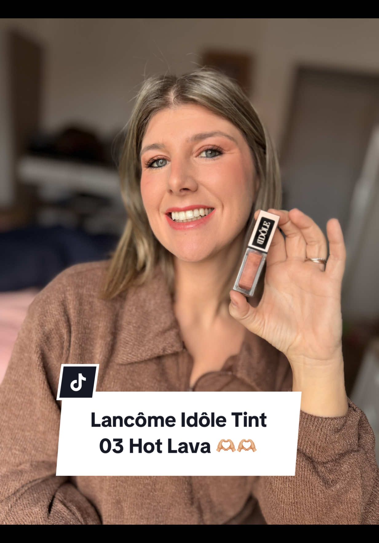 Mini update paupières 👀✨ Je vous montre un produit dont on ne parle jamais assez : l’Idôle Tint de chez Lancôme. Ici je porte la teinte 03 – Hot Lava, un bordeaux chaud juste magnifique 😍 La tenue ? Toute la journée sans bouger. Vraiment une découverte coup de cœur 🫶 @Lancôme #makeup #maquillage #grwm #lancome #sephora 