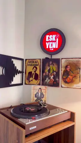 Nostalji ve plak tutkunuysanız doğru yerdesiniz 🎶 Satıştaki plaklar için instagram sayfamıza (@eskiyeniplak06) göz atabilirsiniz. Yakında burada da başlıyoruz, takipte kalınız ❤️ #plak #nostalji #sezenaksu #kusurabakma 