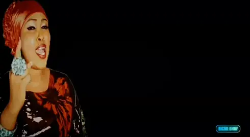 Laki Xaaji wacays, iyo hees dareenkeeda wadata. 