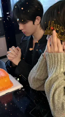 Đẹp quá 😍 phải lên thêm 1 bài chúc mừng sn a Thịnh nữa thôi 🥰. Năm nay a Thịnh lại cùng ck trẻ cùng đón sn nữa nè, 2 ng cứ mãi hạnh phúc như vậy nha 🥰🥰 Ôi QQ thả tóc, omg, e muốn tui sống sao 😆 trong lòng tui QQ thả tóc là thần 🤩🤩 #huangxing #qiudingjie #eliothuang #kipukaqiu #xh 