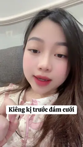 Trước lễ ăn hỏi / nạp tài 	•	Không để cô dâu, chú rể gặp nhau quá nhiều trước lễ hỏi, đặc biệt tránh ngủ lại cùng nhau — theo quan niệm “chưa cưới mà đã gần gũi thì mất vía hôn nhân”. 	•	Tránh để người vía dữ, người góa chồng hoặc đang có tang phụ giúp chuẩn bị sính lễ. 	•	Tránh mượn đồ cưới (váy cưới, nhẫn, khăn voan…) của người đã ly hôn — dễ mang theo “vía chia ly”. 	•	Khi chuẩn bị trầu cau, không để bị rơi, nát hoặc thiếu quả cau – điềm báo không trọn vẹn.@PHONG THỦY KIỀU PHƯƠNG 01 