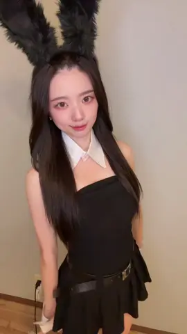 前髪上げてるのと下ろしてるのどっちが好き？ #黒髪ロング #バニーガール 