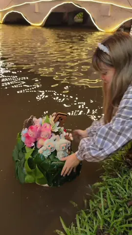 คนโบราณลอยกระทงเพื่อขอขมาน้ำ… แต่เรา ลอยเพื่อขอขมาความทรงจำในโทรศัพท์ 🤍🖤 #คิดถึงแพนด้า #แพนด้ากุ๊กกุ๊ก 