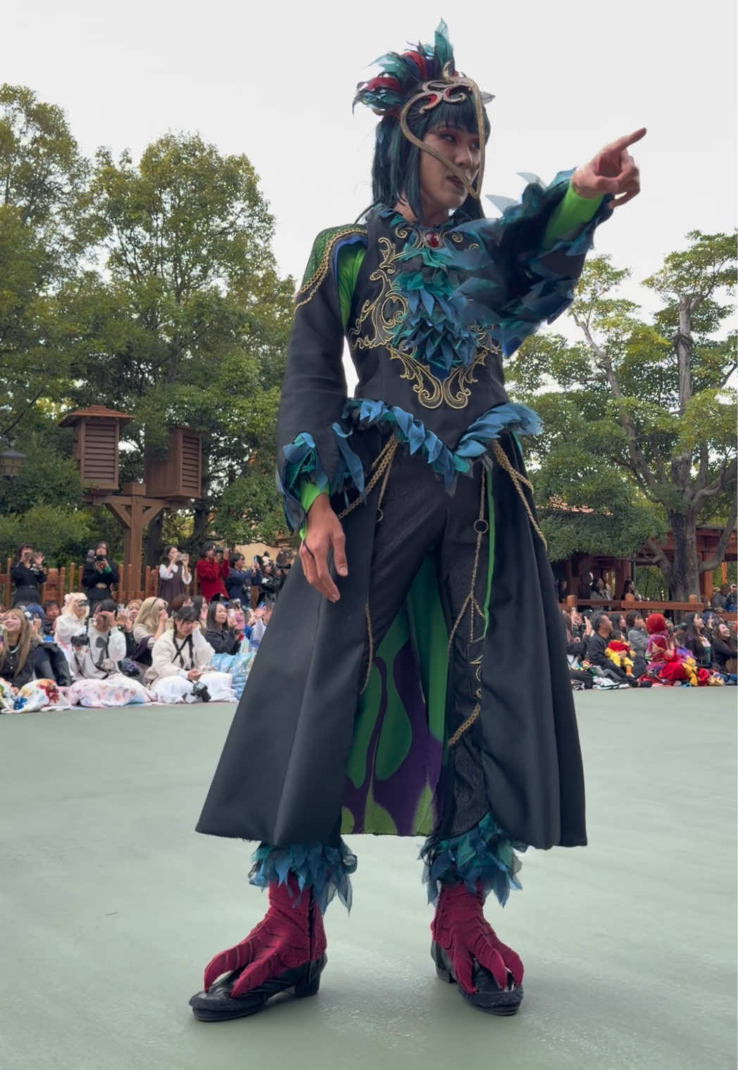 手遊び🐦‍⬛🔥 #intothefrenzy #フレンジー #ザヴィランズハロウィーンintothefrenzy #カラスダンサー 