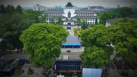 Apel Kesiapsiagaan Nasional 2025 Pastikan Kesiapan Personel dan Peralatan Tanggap Bencana Apel Kesiapsiagaan Tanggap Bencana 2025 digelar sebagai bentuk pengecekan kesiapan personel, sarana, dan prasarana dalam menghadapi potensi bencana di Jawa Barat. Kegiatan ini menjadi wujud sinergi antara TNI, Polri, Pemda, BPBD, Basarnas, BMKG, PMI, serta relawan kebencanaan untuk memastikan seluruh unsur siap bergerak cepat dan tepat saat bencana terjadi. “Kesiapsiagaan bukan sekadar seremonial, tapi komitmen nyata kita bersama dalam melindungi masyarakat dari ancaman bencana.”