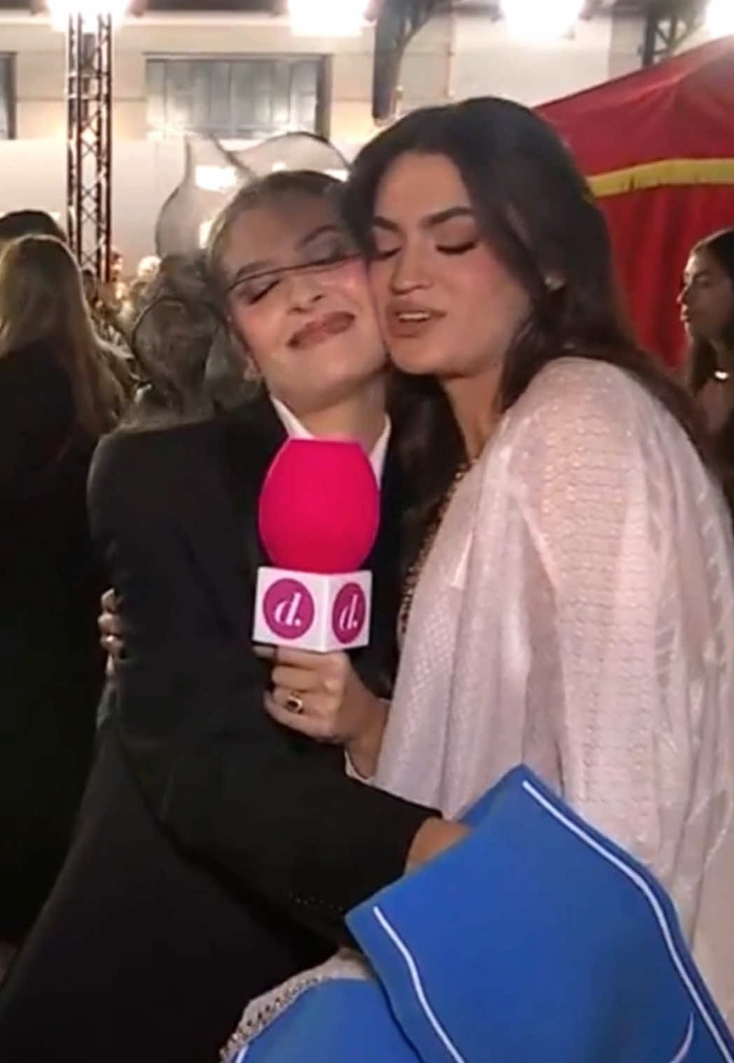 ¿Quién es más probable que…? 🤔 Nuestro @Adolfo Rodríguez pone a prueba la bonita amistad entre @Teresa Andrés Gonzalvo y @Martalozanop con este divertido juego 🤣  ¿Quién es más probable que llegue tarde a un evento? 👀 ¿O que publique un libro que no haya escrito ella misma? 📕 ¿O que suba algo por error a mejores amigos? ☠️  #genzawards 