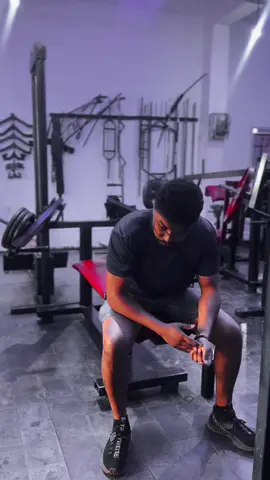 O resultado não vem do dia pra noite, mas vem pra quem não para. Persistência é o verdadeiro pré-treino. 📍 Comece hoje, o link tá na bio. . . . #treino #disciplina #foco #motivacao #academia  