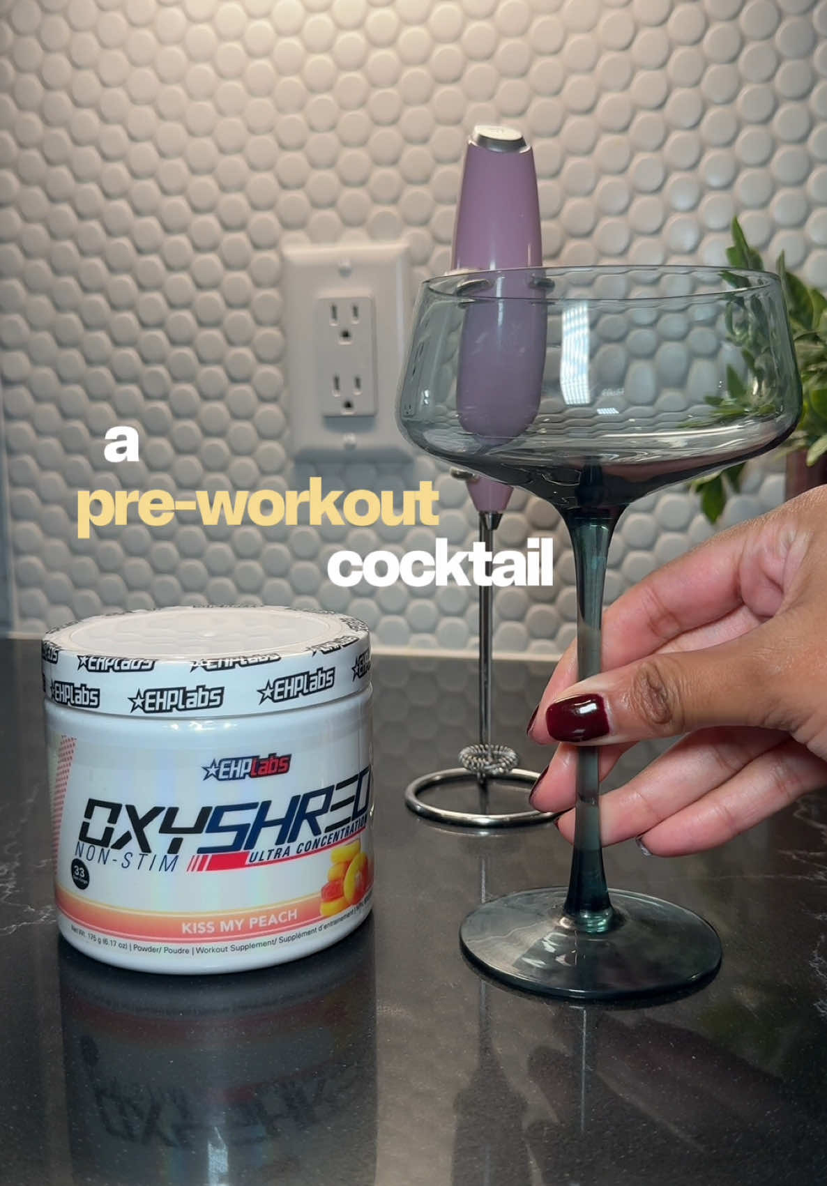 romanticizing my workouts, one pre-workout cocktail at a time 🍸🏋🏽‍♀️ @ehplabs  caffeine-free • sugar-free • gluten-free • recovery + immune support • flavor 11/10 #oxyshred #fatburner #supplementsthatwork #preworkout #nonstim 