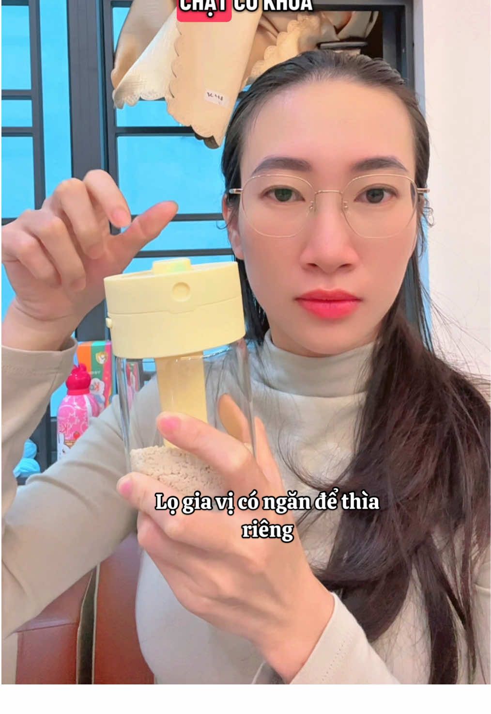 Sao bao ngày tìm kiếm lọ gia vị ưng ý thì nay tôi đã tìm được lọ gia vị có ngăn để thìa riêng tiện lợi rồi này mấy bà ơi #khanhly #logiavi #bepnuc #xh 