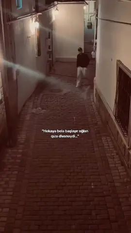 Oğlan qıza divanəydi)