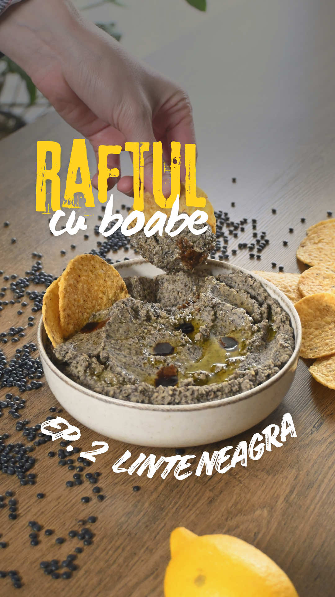 Seria Raftul cu boabe | ep. 2 – Lintea neagră Lintea neagră, adesea numită „beluga” datorită asemănării boabelor cu caviarul, este extrem de bogată în proteine și fibre, oferind fier și folat. Antioxidanții din pigmentul său negru ajută la protecția celulară, iar boabele își păstrează forma chiar și după gătire, fiind perfecte pentru paste cremoase sau salate. Această pastă sau pate de linte, cu textura sa rustică (preferata mea), îmbogățită cu tahini, usturoi proaspăt, ulei de măsline și alte câteva ingrediente, este perfectă ca parte dintr-un aperitiv sau ca gustare sănătoasă. Se potrivește de minune cu legume proaspete, crackers sau tortillas; acestea oferă textura crunchy, iar pateul aduce savoare și nutrienți. Vă încurajez să încercați și voi! 💡 Nu uitați să salvați rețeta și să dați follow ca să fiți aici și la următorul episod din Raftul cu boabe! Gătim… bob cu bob! 🫘💛 Ingrediente: 	•	250 g linte neagră 	•	1 lingură tahini 	•	2 linguri zeamă de lămâie 	•	1 lingură oțet balsamic 	•	2–3 linguri ulei de măsline 	•	4–5 linguri apă rece 	•	1-2 căței de usturoi 	•	1/2 linguriță coriandru măcinat 	•	Sare, după gust Mod de preparare: 	1.	Spălați lintea și fierbeți-o într-o oală medie timp de 10–15 minute sau până devine moale. 	2.	Scurgeți lintea și lăsați-o să se răcească. 	3.	Transferați lintea în vasul unui robot de bucătărie și adăugați tahini, zeamă de lămâie, oțet balsamic, ulei de măsline, usturoi și coriandru. 	4.	Mixăm până obținem o pastă fină. Ajustați consistența cu apă rece sau ulei de măsline, după preferință. 	5.	Gustați și potriviți de sare și zeamă de lămâie, după gust. Servire: 	•	Stropiți cu puțin ulei de măsline și cremă de oțet balsamic. 	•	Serviți alături de legume proaspete: ardei, castraveți sau tije de țelină. 	•	Ideal și cu crackers, tortilla, grisine, pâine cu maia sau mămăligă. #RaftulCuBoabe #pate #linteneagra #retetedepost  #retetesanatoase           