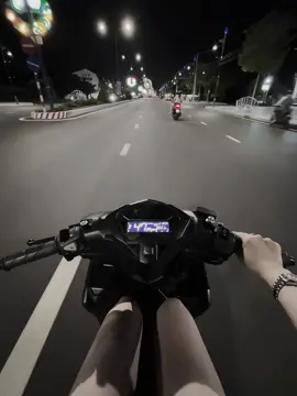 còn ở bên em chỉ thế thôi..