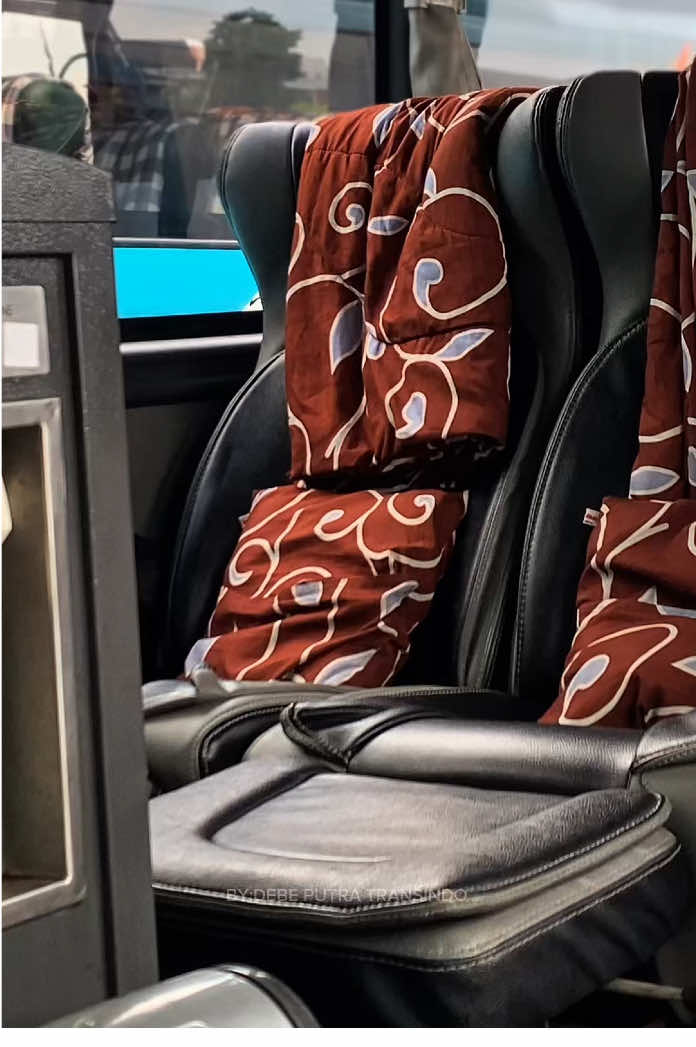 Halllllooo kak 🥰 . . Untuk tanya rute/harga tiket dan pemesanan hubungi kami :087747866638 (DENPASAR) - 082115613200 (BANDUNG) - 081214699890 (JAKARTA) > 09.00 - 20.00 Head Office : Jalan setia Budi kuta No:25 Denpasar Bali . . #debetrans #thebestornothing #ngebisyuk #traveloka #pesonalerengmuria   