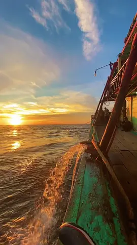 antara senja dan samudra membuat cerita,bahwa wajah secantik dan se indah senja bisa membuat luka sedalam samudra #nelayanjtbtegal#tegal#jaringtarikberkantong