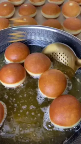 المكونات 500 غرام دقيق خبز (عالي البروتين) 70 غرام سكر 8 غرام خميرة 4 بيضات باردة الوزن تقريبا 220غرام 90 غرام حليب سائل بارد (من الثلاجة) 6 غرام ملح 60 غرام زبدة نعجن العجينة جيدا نقطعها وزن كل حبة ٣٥غرام يجب ان تكور العجينة جيدا بعد توزينها نتركها ترتاح ٢٠ دقيقة ضروري نغطيها جيدا خوفا من ان ينشف السطح وهذا بيأثر على قوامها وبعد مرور ٢٠ دقيقة نستخدم كوب الربع وكوب الثلث من الاكواب المعيارية لتشكيل موضح بالفيديو ملاحظات: • يجيب قياس درجة الزيت لا تتعدى ١٦٠درجة مئوية نضع الدونات ٣ثواني نقلبها مباشرة حتى تتغلف في الزيت ونحصل على الخط الابيض أكيد! إليك أهم الملاحظات لنجاح عجينة الدونات وضمان ظهور الخط الأبيض المميز عند القلي: ملاحظات ذهبية لنجاح عجينة الدونات وظهور الخط الأبيض: استخدمي دقيق خبز (عالي البروتين) : هذا الدقيق يعطي مرونة وقوة للعجينة، مما يساعدها على الارتفاع وتكوين الطبقة الخارجية الذهبية مع الخط الأبيض. 2. اعجني العجينة جيدًا حتى تصبح ناعمة وطرية ومرنة: العجن الكافي يساعد في تنشيط الغلوتين، وهذا مهم ليكون شكل الدونات منتظم ومشدود. 3. اتركي العجينة تختمر مرتين: أول مرة بعد العجن (حتى يتضاعف حجمها). ثاني مرة بعد التشكيل (لتعطيها الحجم المثالي قبل القلي). هذا هو السر الأساسي لظهور الخط الأبيض! 4. لا تفردي العجينة رقيقة جدًا: اتركيها بسماكة مناسبة (حوالي 1.5 سم). السماكة تلعب دور كبير في ارتفاع الدونات عند القلي. 5. تأكدي أن الزيت بدرجة حرارة مناسبة (175 - 165 درجة مئوية) إذا كان الزيت حار جدًا → تحترق الدونات قبل أن تنتفخ. إذا كان بارد جدًا → تشرب زيت وما تنتفخ. استخدمي ميزان حرارة أو اختبري بقطعة صغيرة. 6. اقلي الدونات في زيت غزير وعلى دفعات: لا تزحمي المقلاة حتى تحافظي على درجة حرارة الزيت وتتحرك القطع بحرية. البيض والحليب والزبدة يكونوا باردين: هذه وصفة تعتمد على المكونات الباردة، ما يساعد العجينة على التماسك أفضل ويعطيها ملمس فريد بعد الخبز.#reels #وصفات 