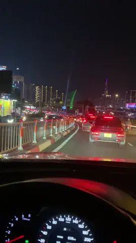 Sắp hàng để về! Chiều ngang qua phố đông người... #thanhphohochiminh #khocoduocnguoi#khoco1 #laixechill #phoxa 