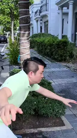 PLO)- Bị can Nguyễn Quốc Vũ, chồng của Đoàn Di Băng bị khởi tố, bắt tạm giam để điều tra về hành vi sản xuất, buôn bán kem chống nắng giả xảy ra tại Công ty Cổ phần Nhà máy y tế EBC Đồng Nai.  #phapluat #tinnong #tintuc #doandibang 