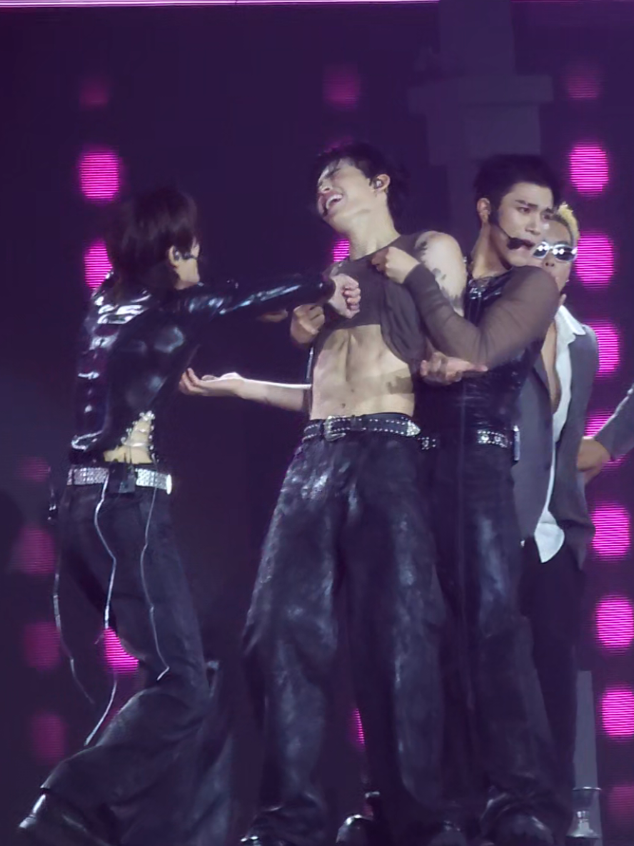 จังหวะหัวใจ ปอนพุโฟ้ดทำดีๆเราเป็นดารา จะรั่ว55555 #PondPhuwinFanconD3 #phuwintang #ppnaravit #pondphuwin #fourthnattawat 