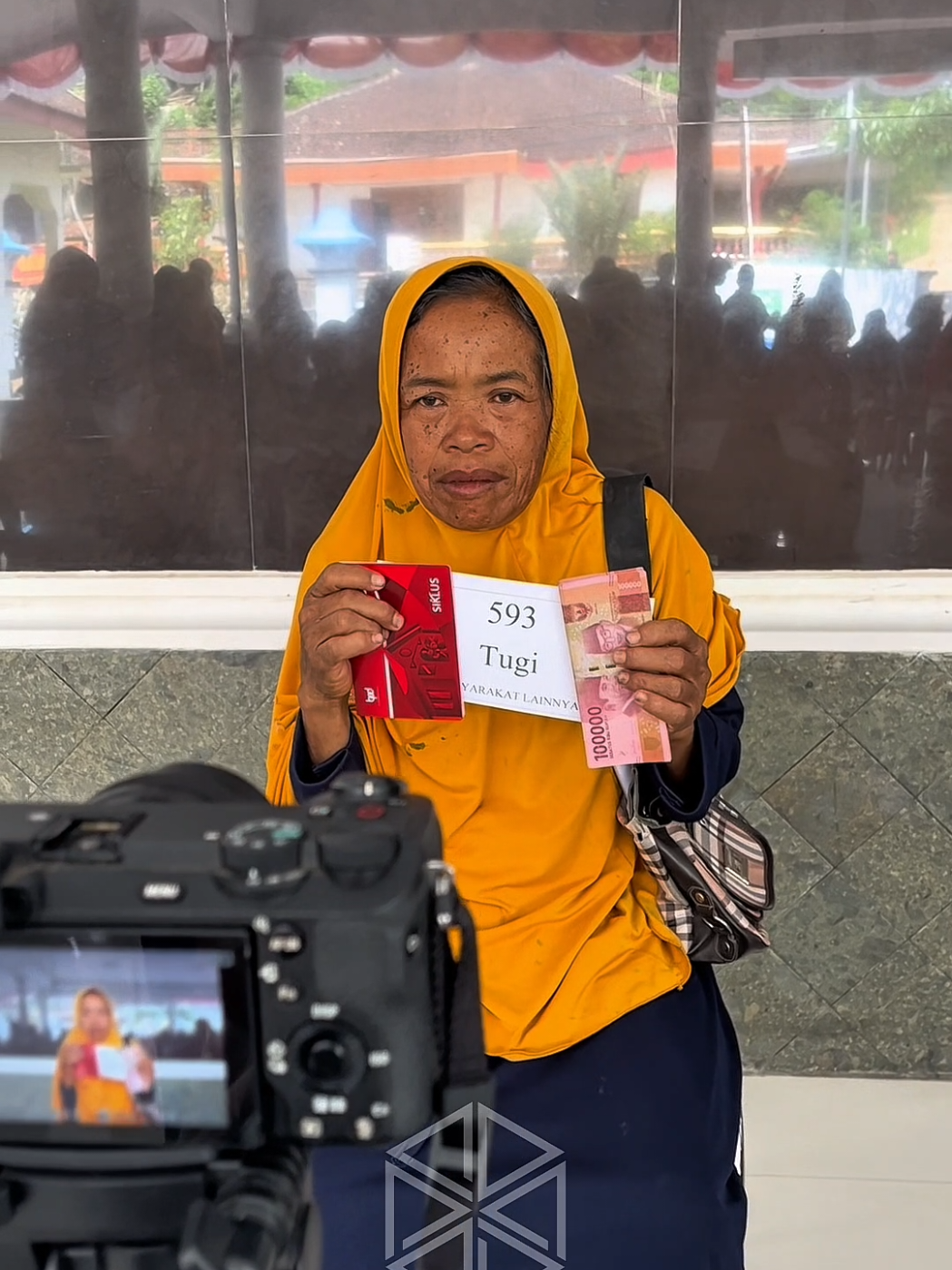 Dinas Sosial Kabupaten Pacitan melalui Bidang Perlindungan dan Jaminan Sosial melaksanakan penyaluran Bantuan Langsung Tunai Dana Bagi Hasil Cukai Hasil Tembakau (BLT DBHCHT) untuk masyarakat lainnya di Kecamatan Bandar. Sebanyak 116 penerima tambahan di wilayah tersebut menerima BLT DBHCHT, termasuk di PR. Mulia Agung yang terdapat 7 penerima tambahan dari kalangan buruh pabrik. Bantuan ini diberikan untuk dua bulan sekaligus, yaitu bulan September dan Oktober 2025, dengan total Rp600.000 per penerima (Rp300.000 per bulan). Kegiatan penyaluran ini dipimpin langsung oleh Kepala Bidang Perlindungan dan Jaminan Sosial, Agung Mukti Wibowo, ST, MM, dan berjalan dengan tertib serta lancar. Diharapkan, bantuan ini dapat meringankan beban ekonomi masyarakat penerima manfaat serta menjadi bentuk nyata kepedulian pemerintah terhadap kesejahteraan masyarakat terdampak. #dinassosialpacitan #blt #dbhcht #pacitanku #70mileseaparadise  @INDRATA NUR BAYUAJI (INB) @Bang Heri @kecamatan_bandarpacitan 