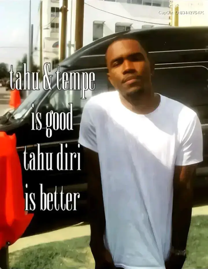 Berikut cara membuat kukis (cookies) sederhana dan enak 👩🏻‍🍳🍪: 🍪Bahan-bahan: 100 gram mentega (butter) 50 gram margarin us (bisa juga gula pasir halus) am tepung terigu (protein sedang) 30 gram susu bubuk (opsional) 50 gram choco chips atau potongan cokelat (sesuai selera) 1½ sdt vanili bubuk 1½ sdt baking powder (opsional untuk tekstur lebih renyah) Cara membuat: 1. Kocok bahan lembut: Kocok mentega, margarin, dan gula halus sampai lembut dan pucat (pakai mixer atau whisk). 2. Tambahkan telur & vanili: Masukkan kuning telur dan vanili, aduk rata. 3. Masukkan bahan kering: Ayak tepung terigu, susu bubuk, dan baking powder. Masukkan sedikit demi sedikit ke adonan, aduk pakai spatula hingga rata. 4. Tambahkan topping: Campurkan choco chips atau bahan lain (kacang, keju, dll). 5. Bentuk adonan: Ambil sedikit adonan, bulatkan kecil, lalu pipihkan di loyang yang sudah dialasi kertas roti. 6. Panggang: Panggang dalam oven suhu 170°C selama 20-25 menit sampai bagian pinggirny agak kecokelatan 7. Dinginkan: Setelah matang, biarkan dingin dulu supaya kukis mengeras dan renyah. #cookies 